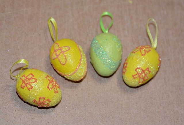 Ozdoba Wielkanocna 4 brokatowe jajka-zawieszki 4 cm