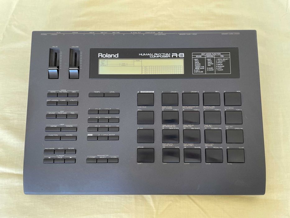 Roland R8 (caixa de ritmos)