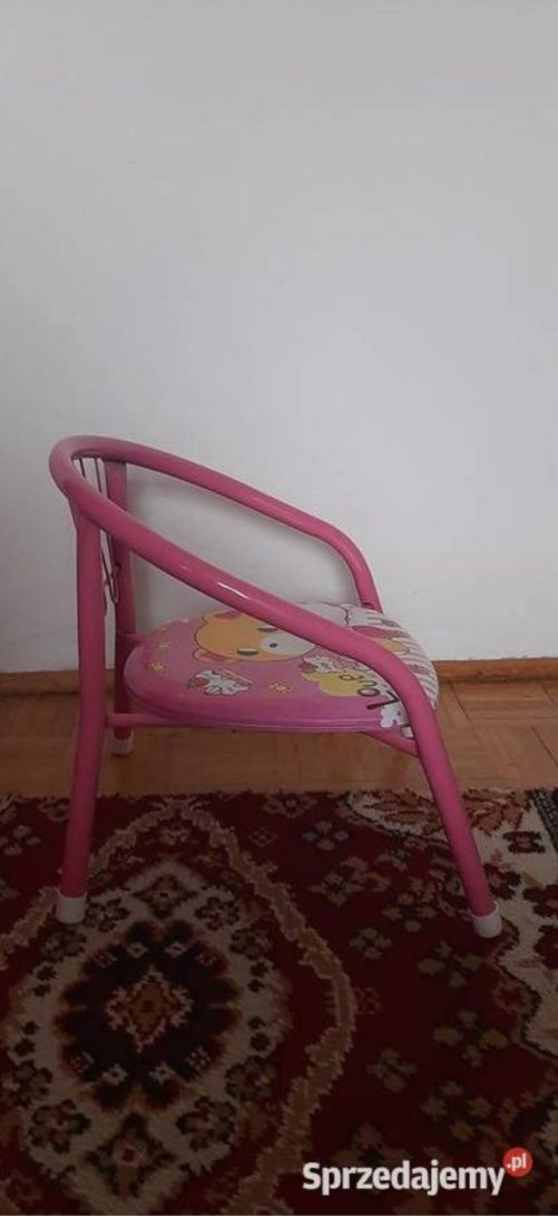 Metalowe krzesełko dla dzieci z zabawną grafiką.
