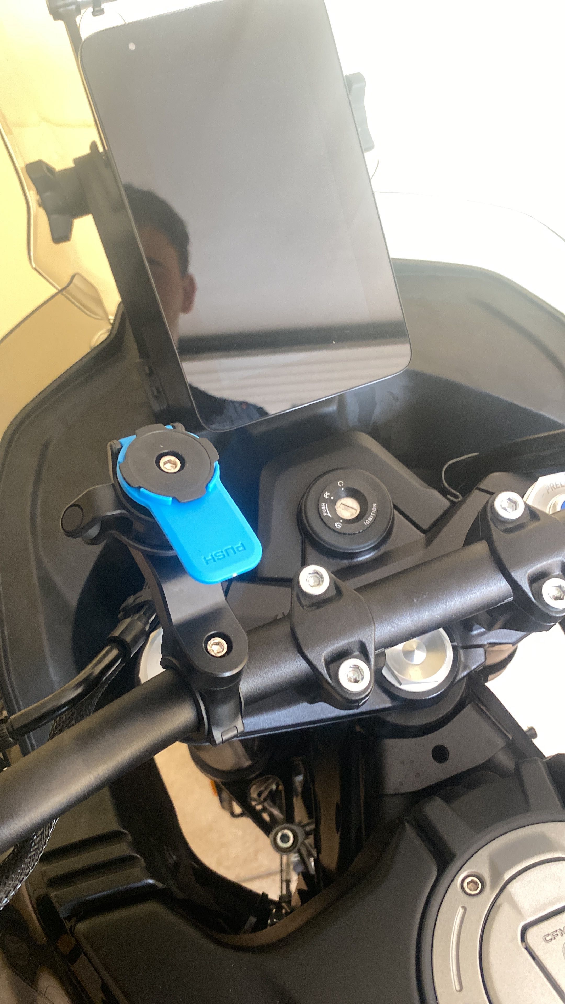 CF Moto 800 MT-X com malas laterais Givi e Top Case Givi
