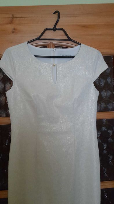 Sukienka elegancka écru ze złotą nitką, rozmiar 36/38