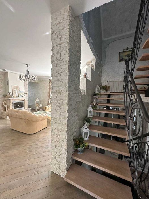 Продаж будинку з ремонтом, з подвір'ям Винники