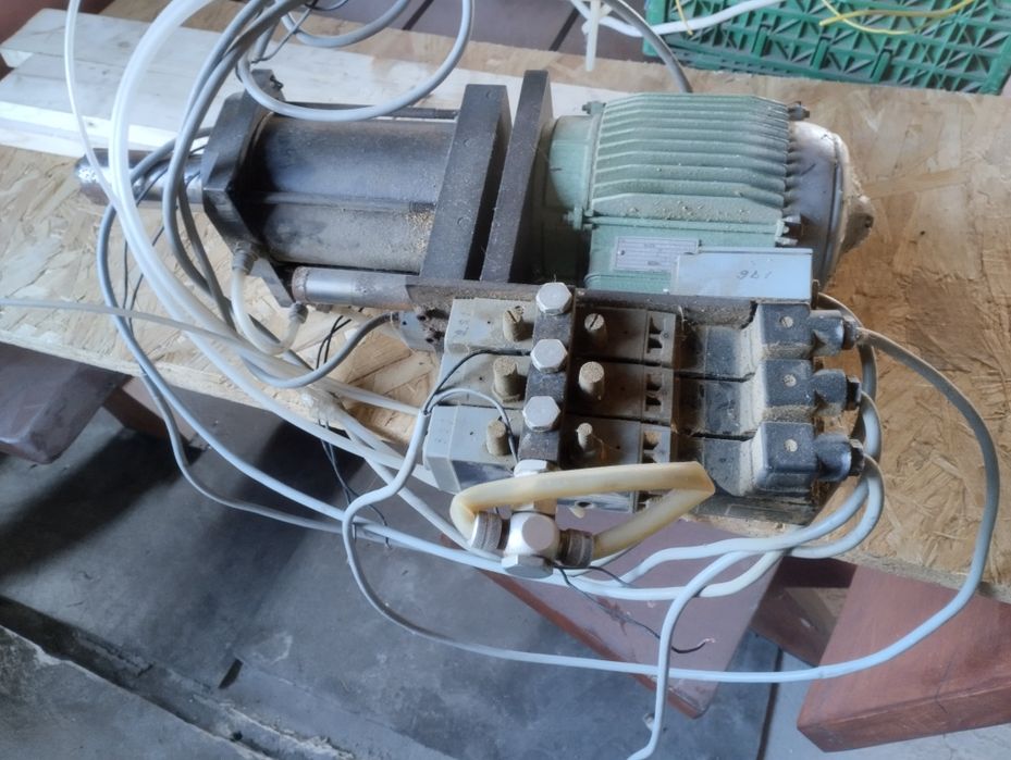 Silnik 1.6 kw z siłownikiem oraz pneumatyką