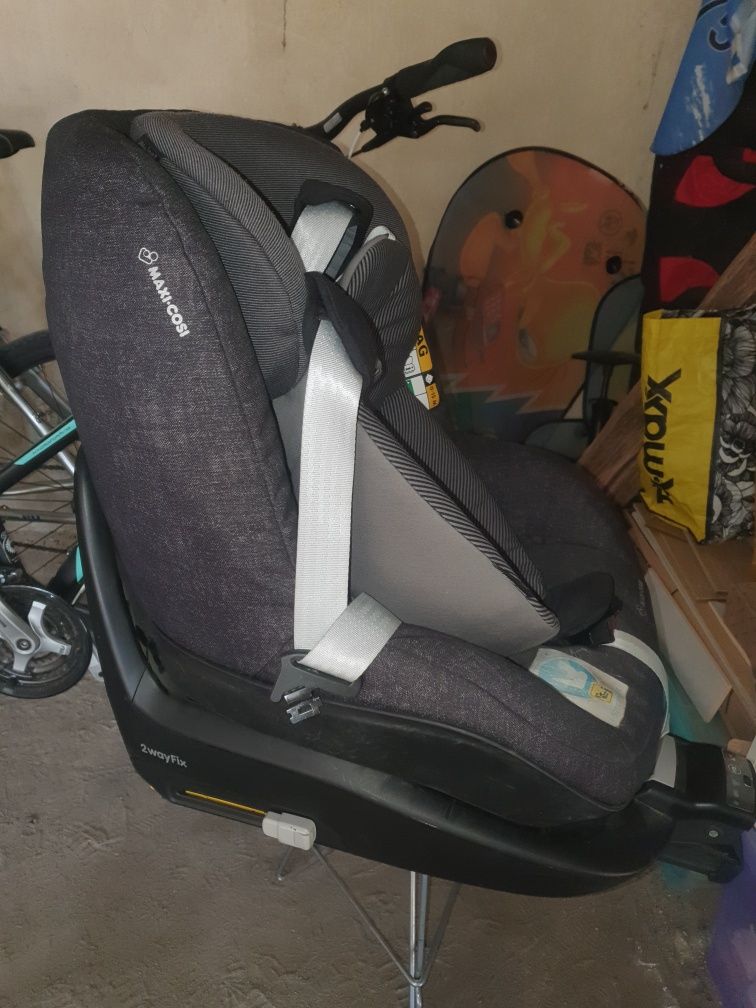 fotelik maxi cosi I size compliant + baza 2 way fix