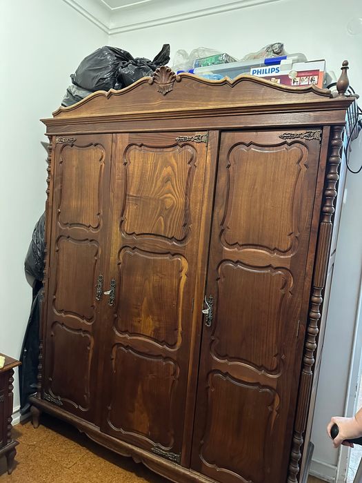 Conjunto de Quarto em Madeira – Roupeiro, Cómoda e Mesas de Cabeceira