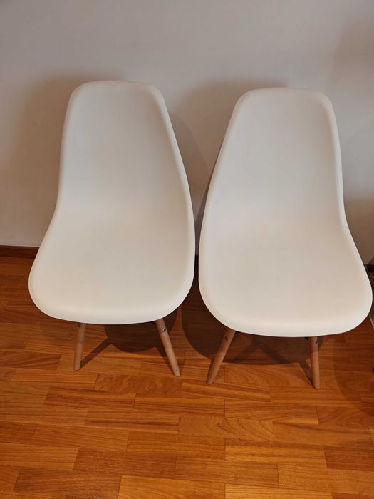 Cadeira Plástico com Pé de Madeira