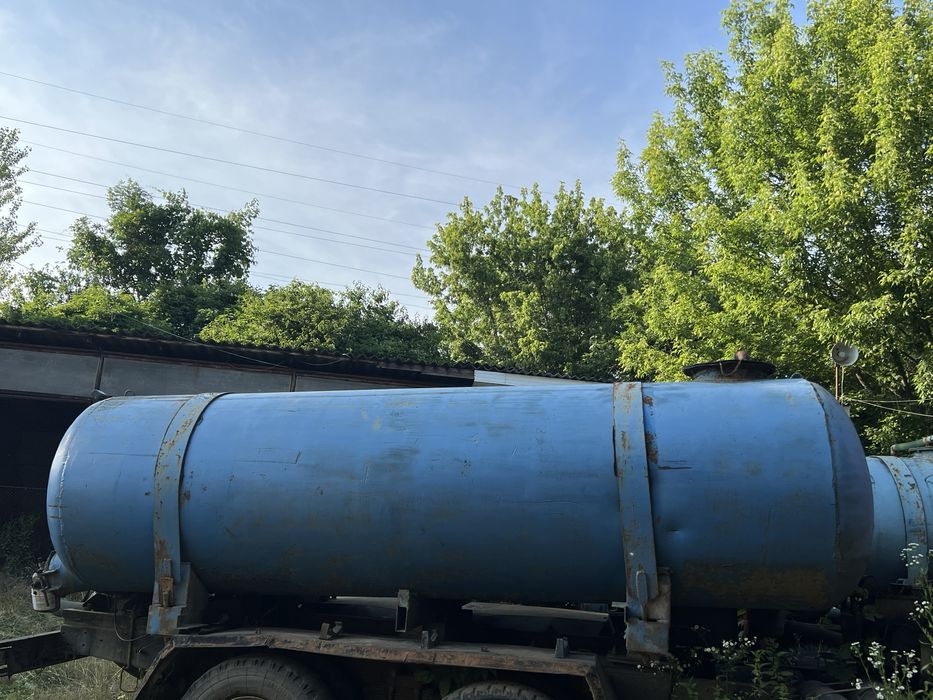 Металева бочка обʼємом 5, 4 кубів. Діаметр труби - 1,2 метри.