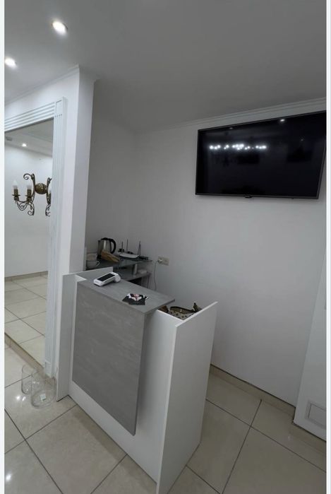 Помещение !! Красная линия !! Вывеска, Витрина