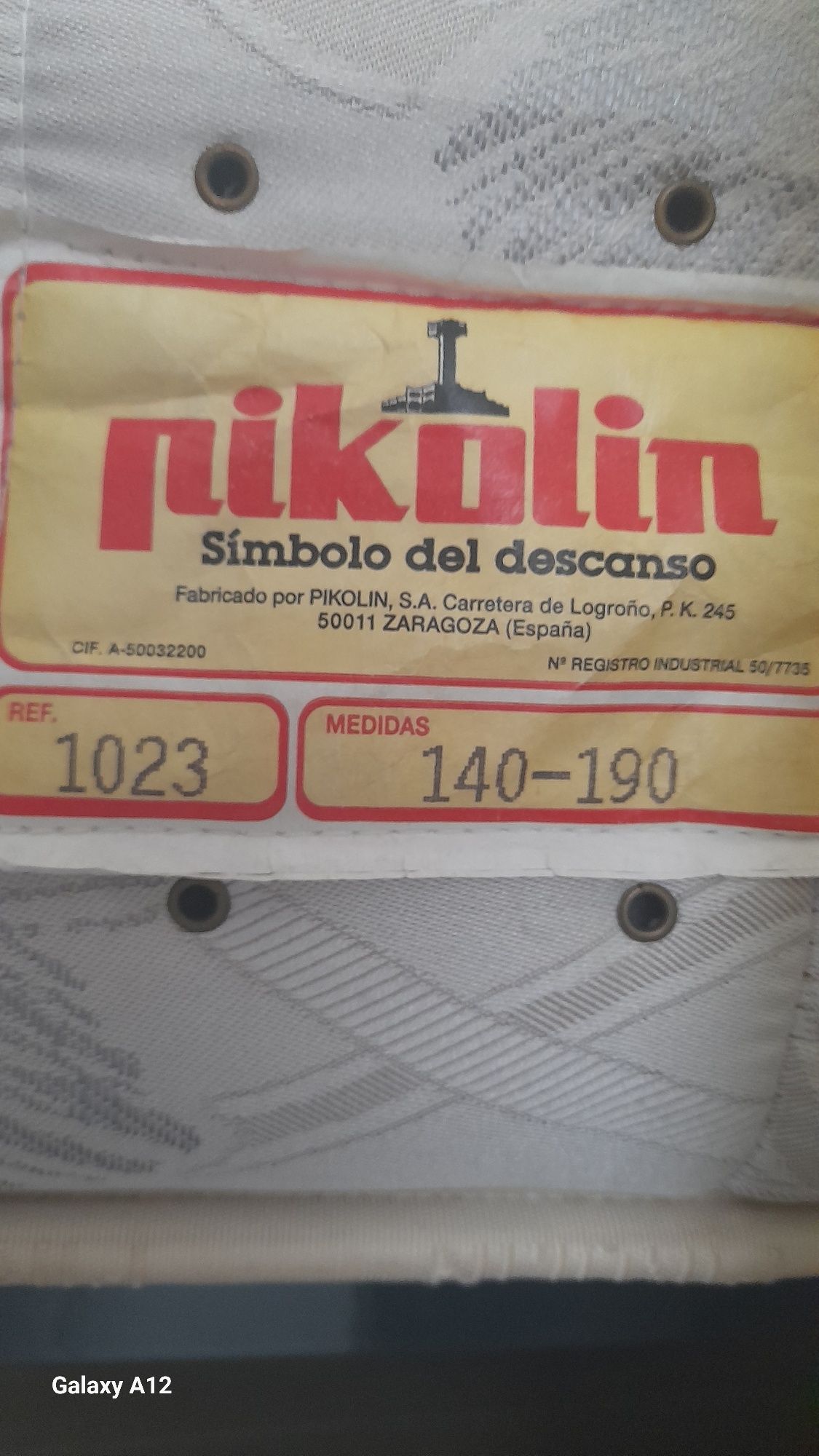 Cama de casal, com colchão medidas: 1,90 x 1,40 cm