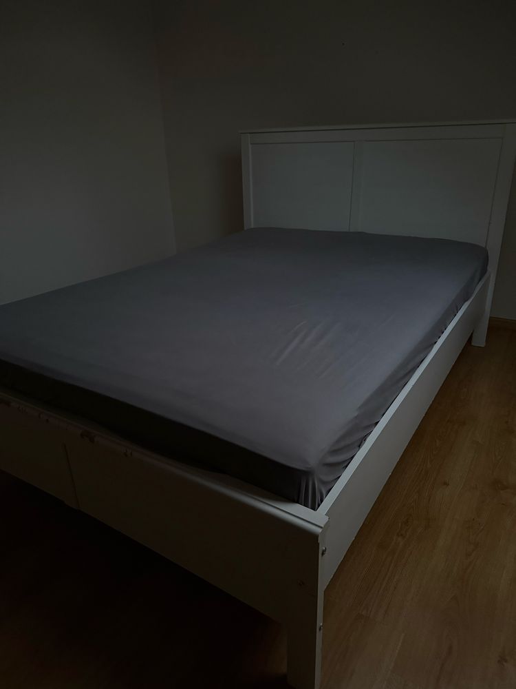 Łóżko z materacam 140x200