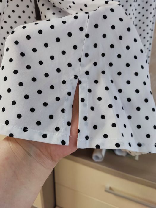 Ділова блуза в горошок