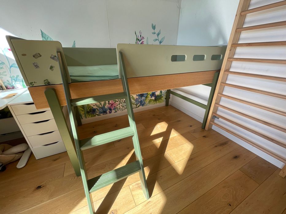 Łóżko średniowysokie POPSICLE (Flexa) + materac + żyrafa GRATIS