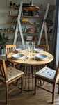 okrągły rodzinny stół do jadalni lub salonu w stylu boho loft scandi
