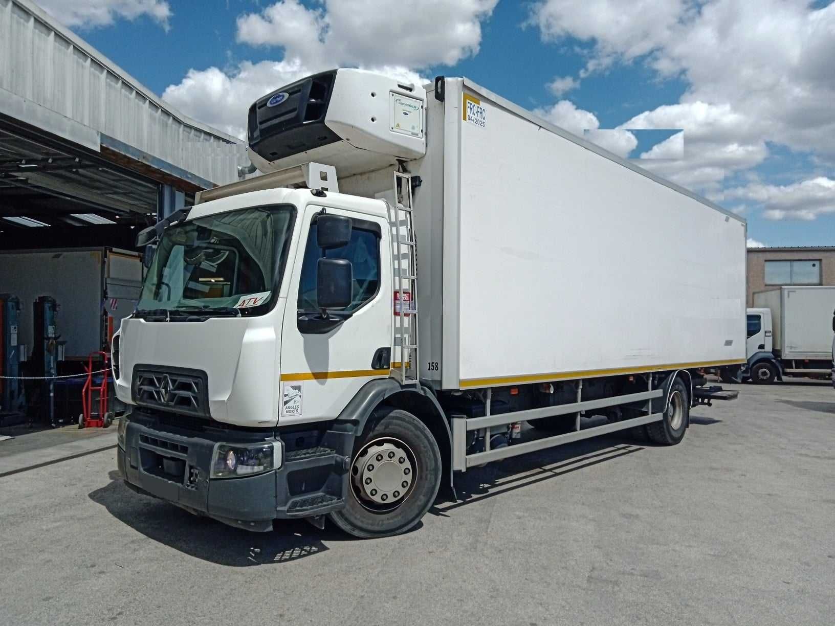 Renault D280 Wide, 8.50m c/plataforma retratil, Frigorifica Multi