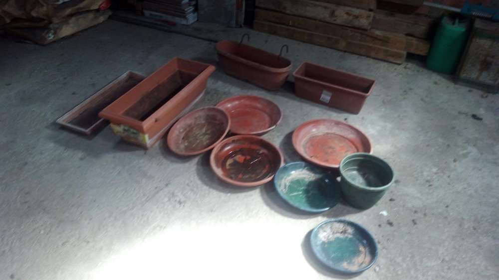 Lote de vasos grandes,pequenos, plástico,de barro e de parede