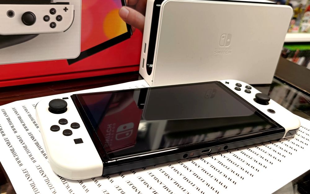 Konsola Nintendo Switch OLED biała stan idealny + karta 128GB + etui