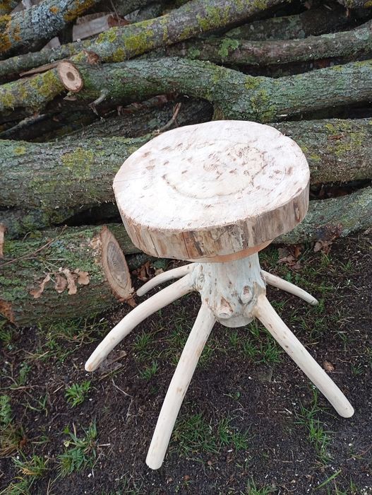 Виготовляю стільці з дерева ціна від 500 до 800 грн .