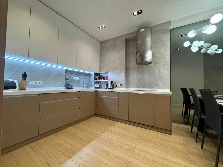 2-кім В. Лобановського пр., 4-Б ЖК Олександрівський Солом'янський р-н