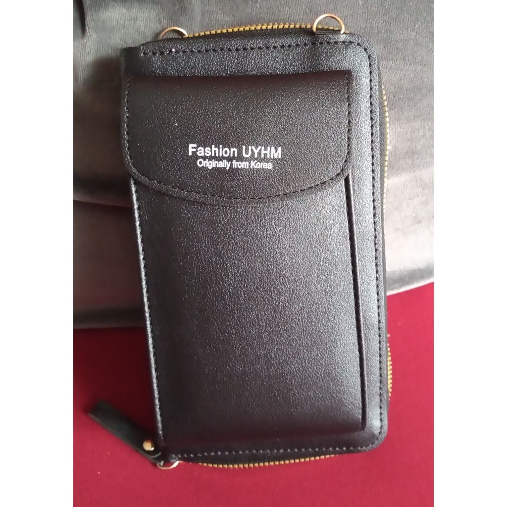 Czarna torebka z miękkiej skóry ekologicznej portfel na telefon.