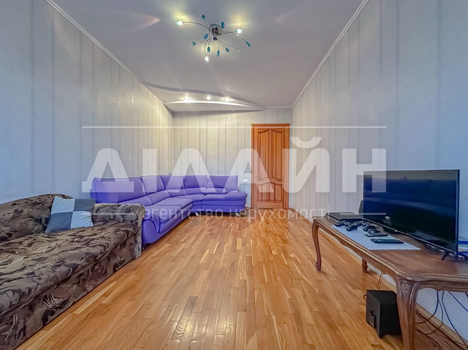 Краща локація! 2х кімн. Сталінка у Центрі міста!