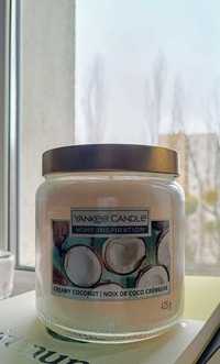 Świeca zapachowa Yankee Candle Creamy Coconut 425g