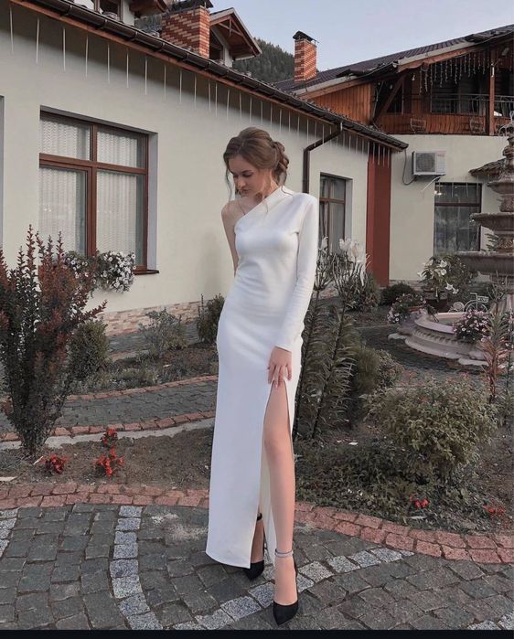Асиметрична сукня