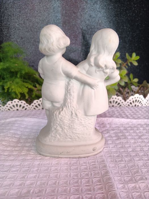 Estatueta em porcelana biscuit
