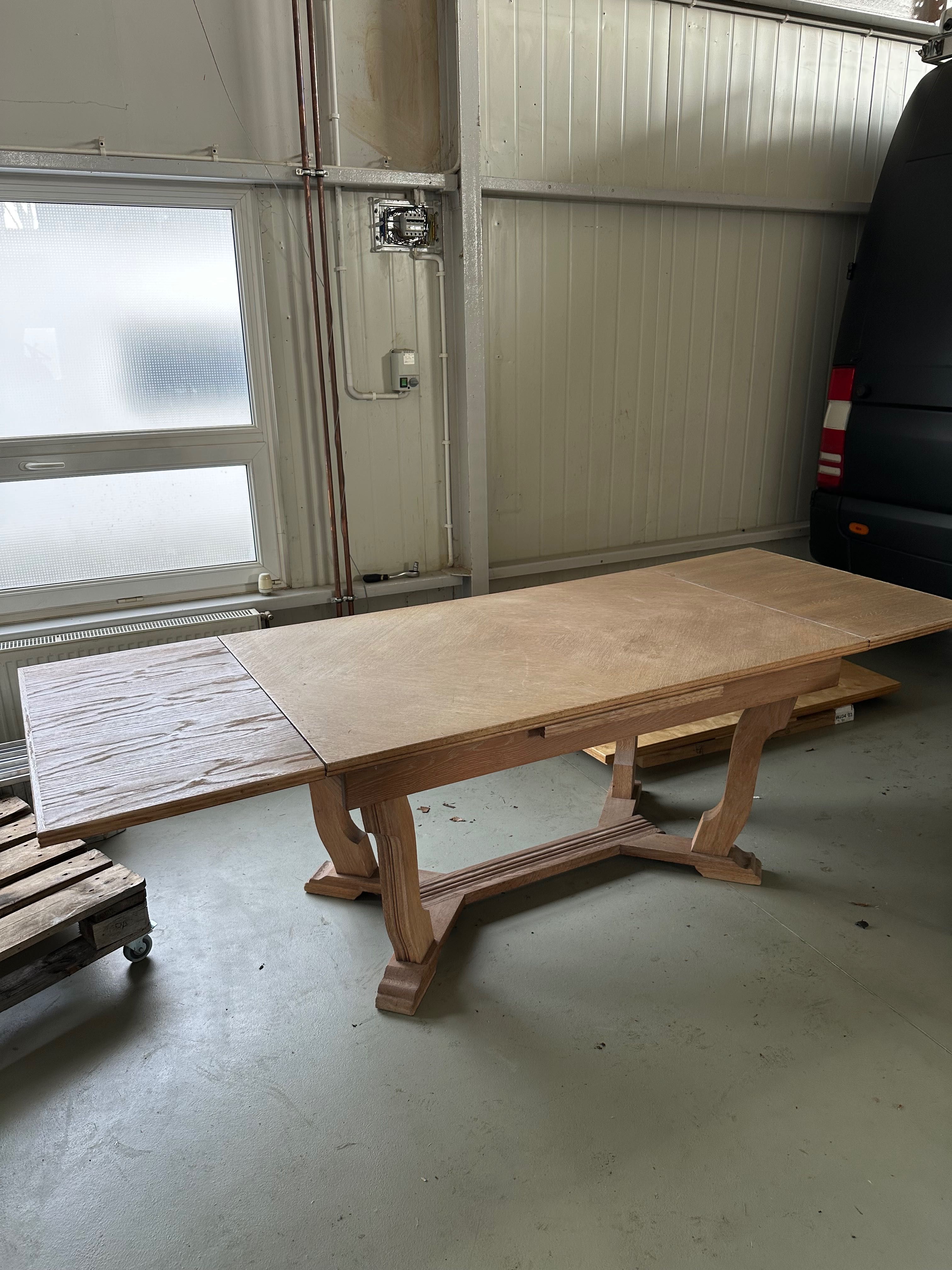 Solidny, drewniany stół – unikatowy design