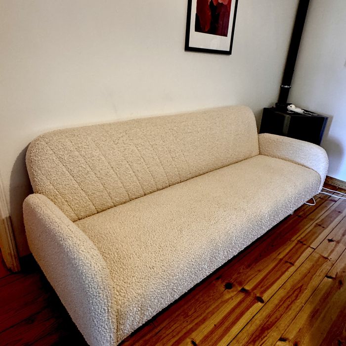 Sofá em tecido bouclé — elegante, confortável e quase novo