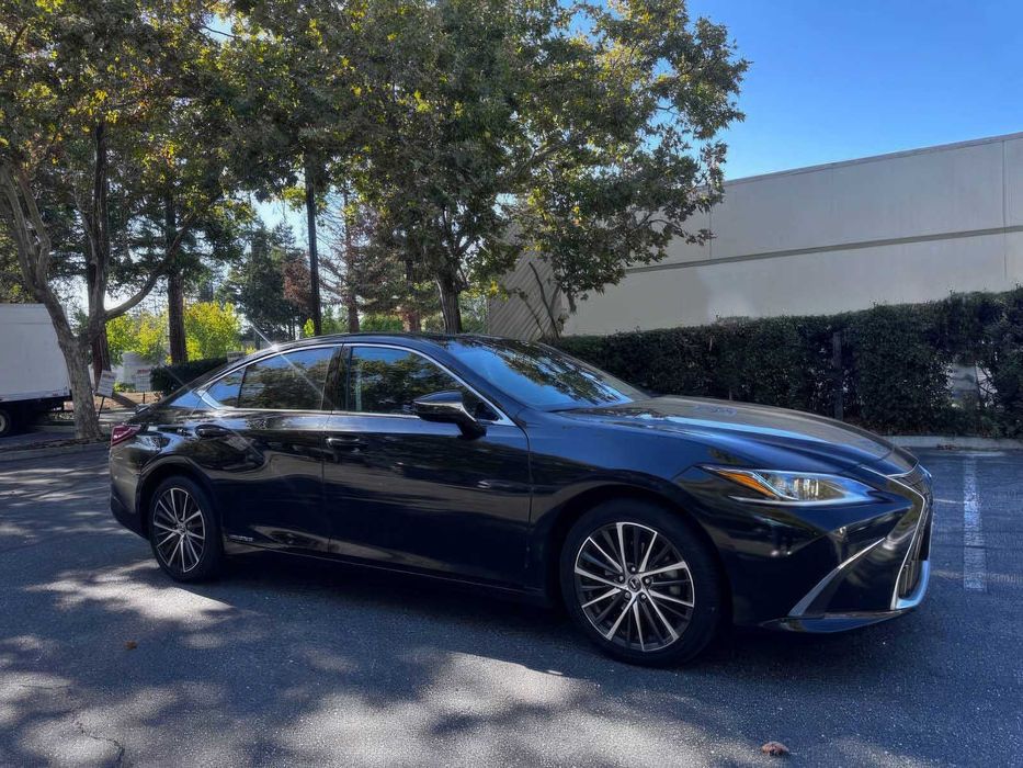 Lexus ES 300h      2022
