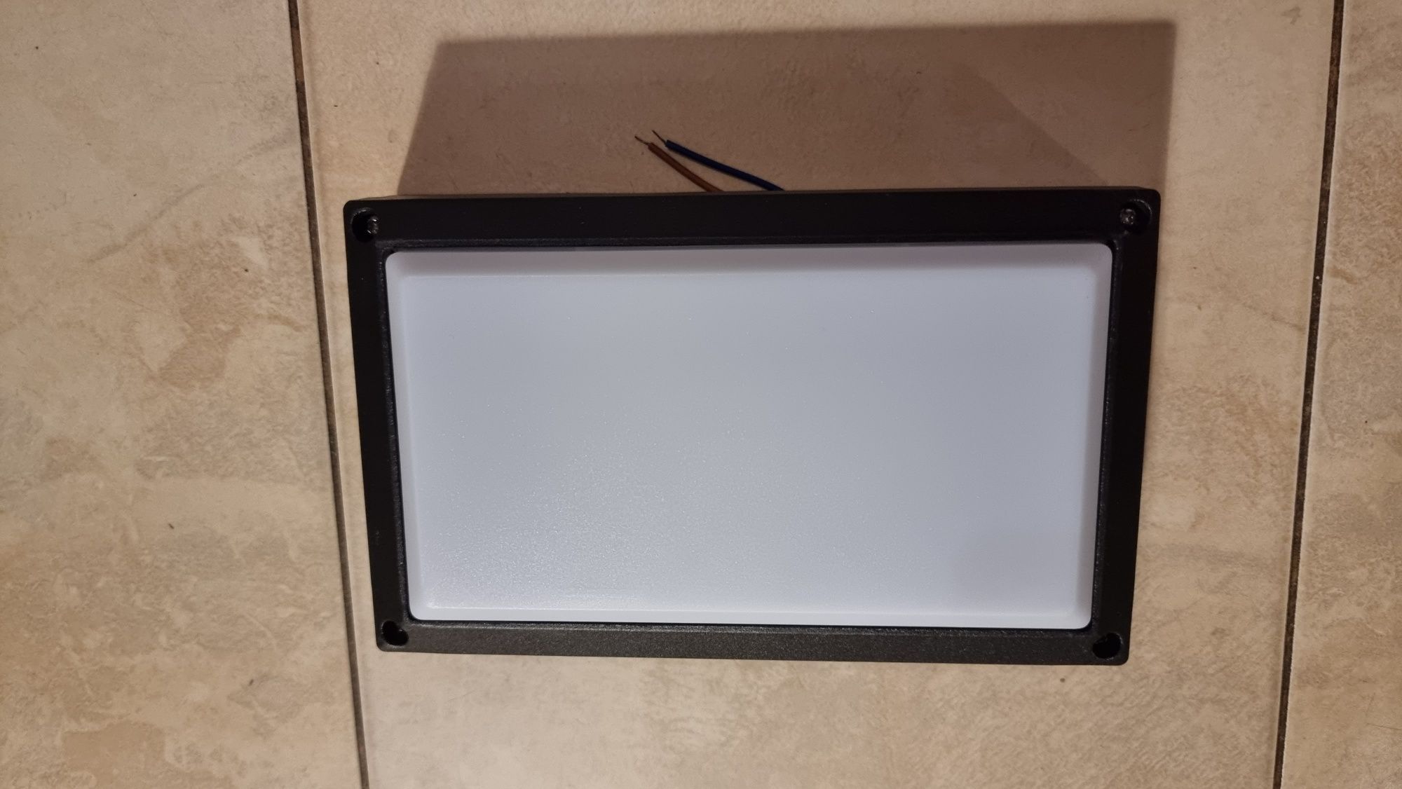 Lampa LED sufitowa, nowa, zewnętrzna, solidna 21.5 cm X 13 cm X 5.5 cm