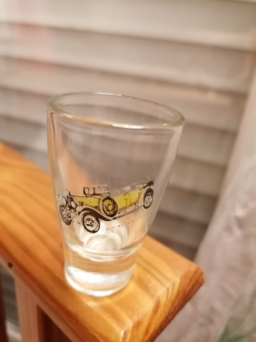 2 copinhos com imagem de carros antigos