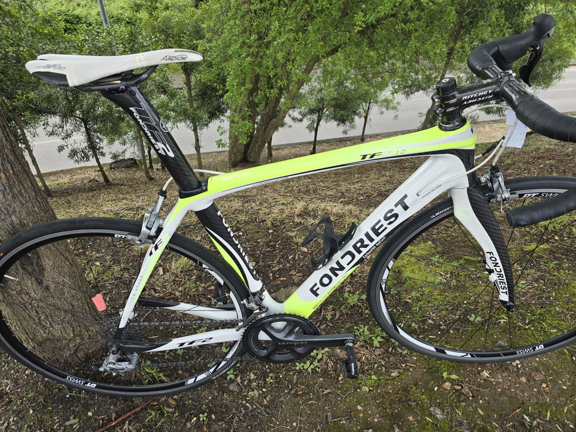 Fondriest de carbono bem equipada