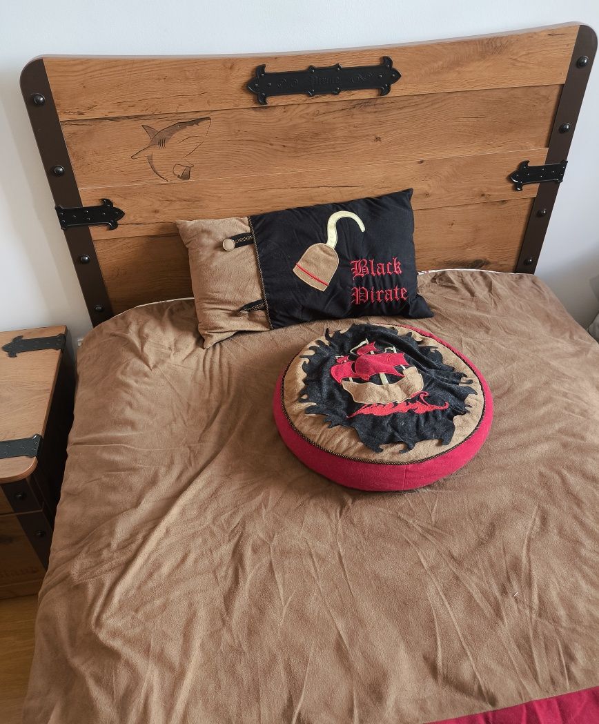 Cama e mesa de cabeceira