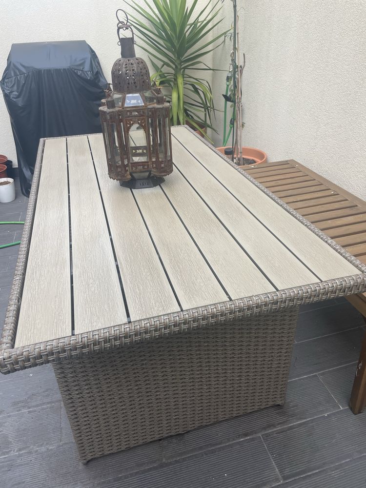 Mesa: Aço, madeira artificial e rattan sintético. L74 x C145 x A67 cm