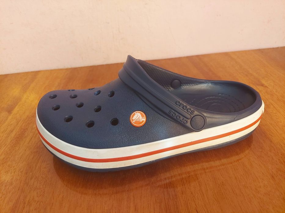 Тапочки фірми crocs оригінал 

Стан класний 

Привезено із закордону в