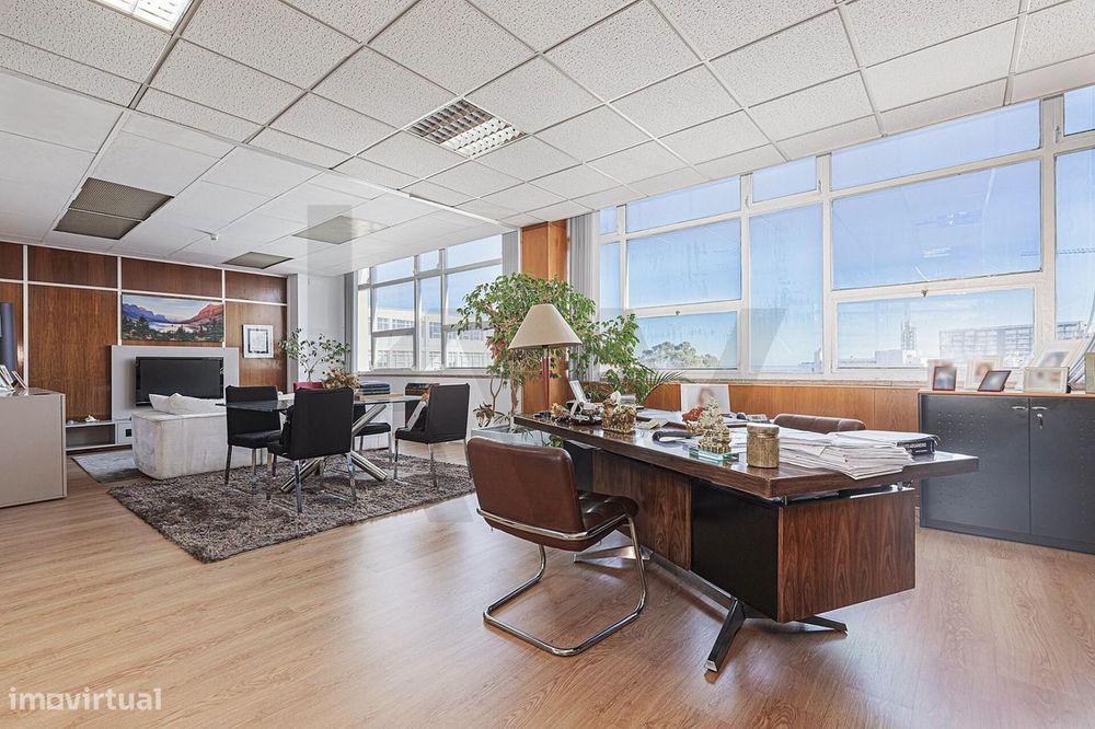 Nave / Escritório De Amplos E Luminosos 700M2 Na Av. Infante D. Henriq