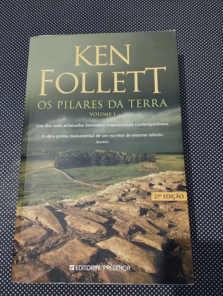 Livro "Os pilares da Terra" volume 1