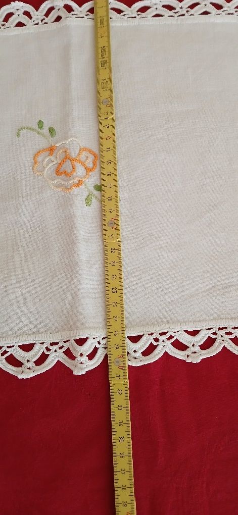 Naperon bordado e debruado a crochet