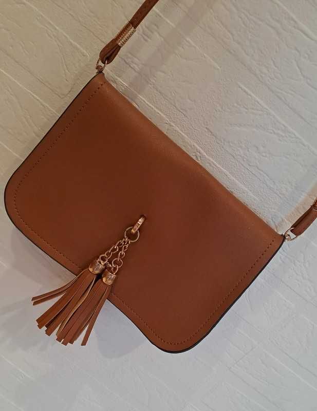 Brązowa mała torebka crossbody przez ramię z paskiem i łańcuszkiem