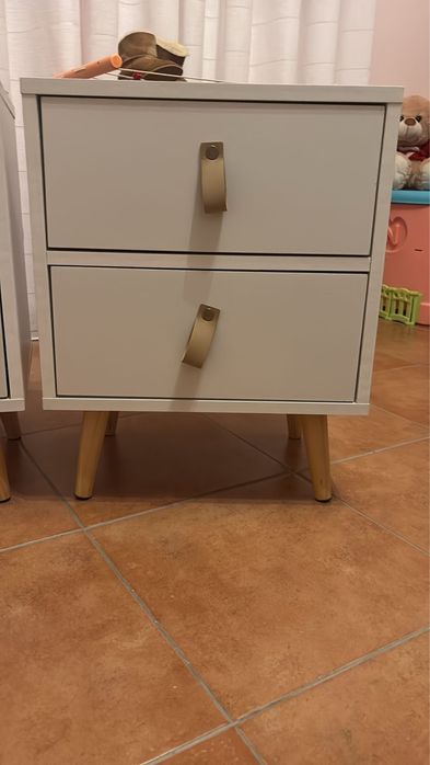 Mesa de cabeceira branca c/ 2 gavetas