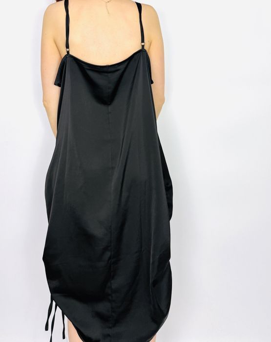 Czarna satynowa sukienka na ramiączkach 6XL 52