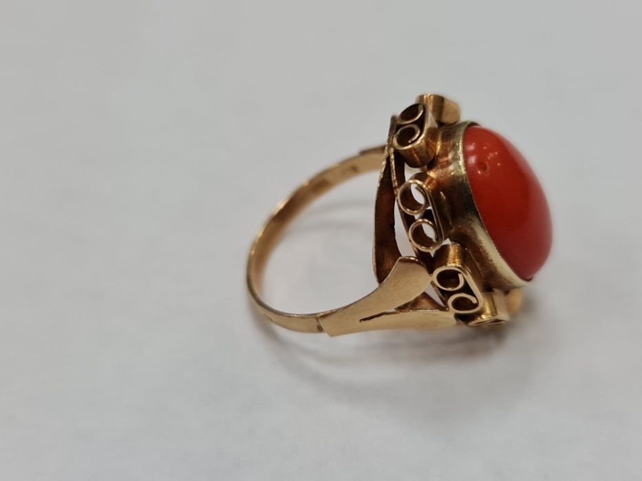 II poł. XX wieku! Złoty pierścionek/ 585/ 5.92 gram/ R16/ Koral