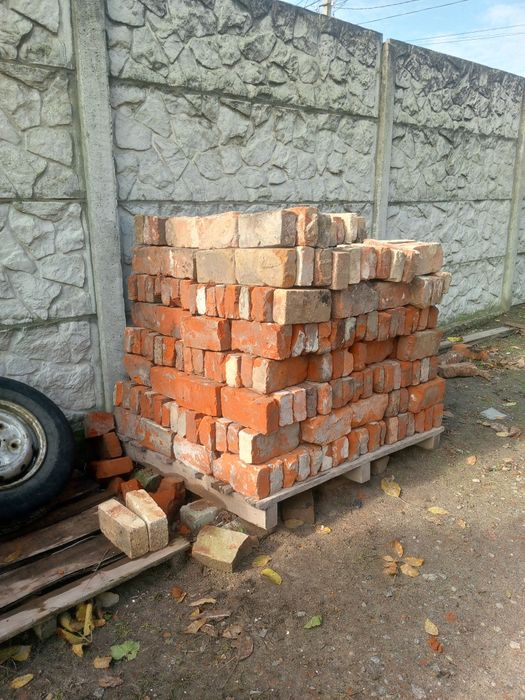 Цегла білого 7грн. Цегла червона 6 грн.Б/у в гарному стані.