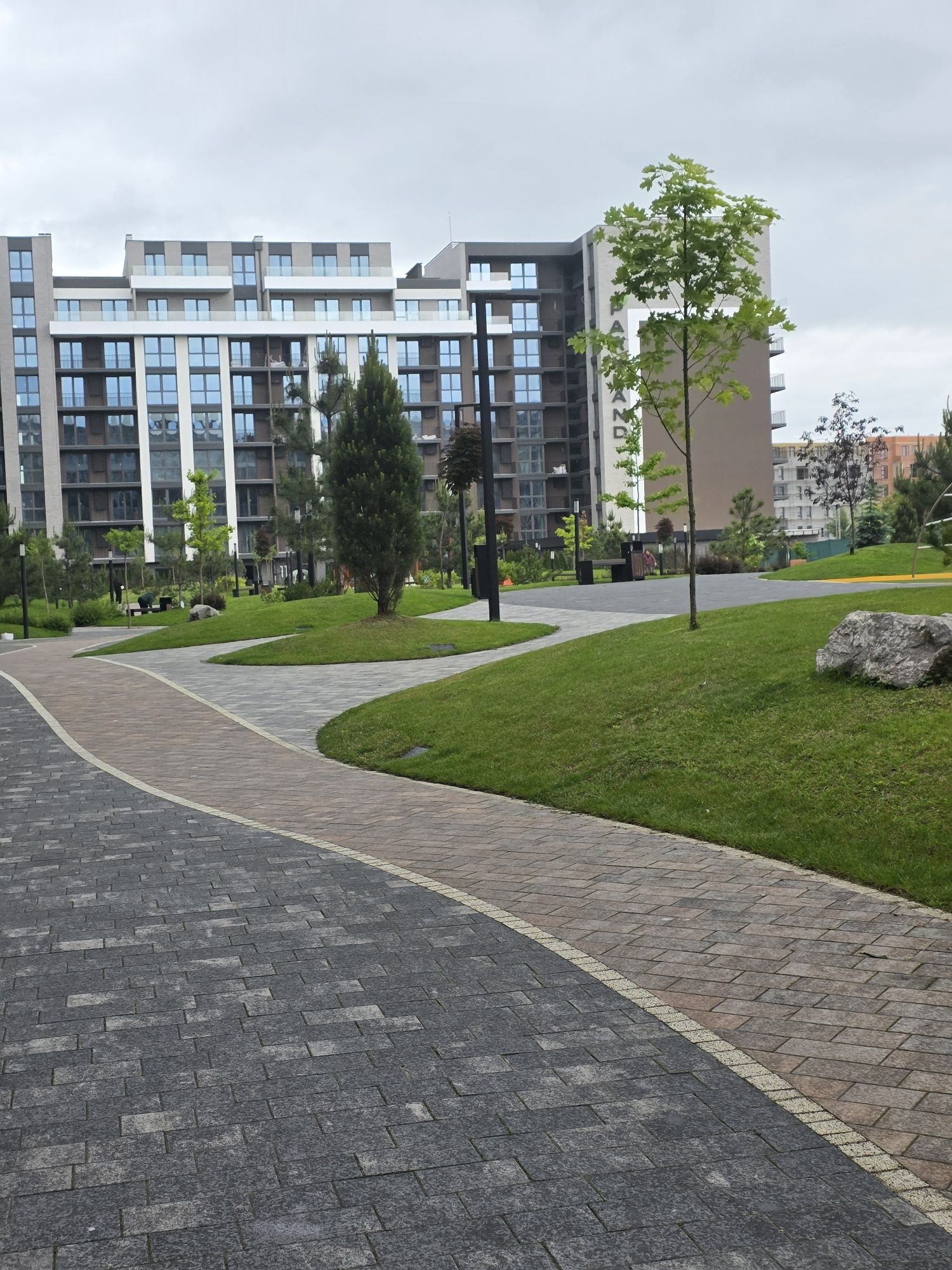 Продаж квартири з чудовим плануванням з видом у двір/Парк Ленд/Park le