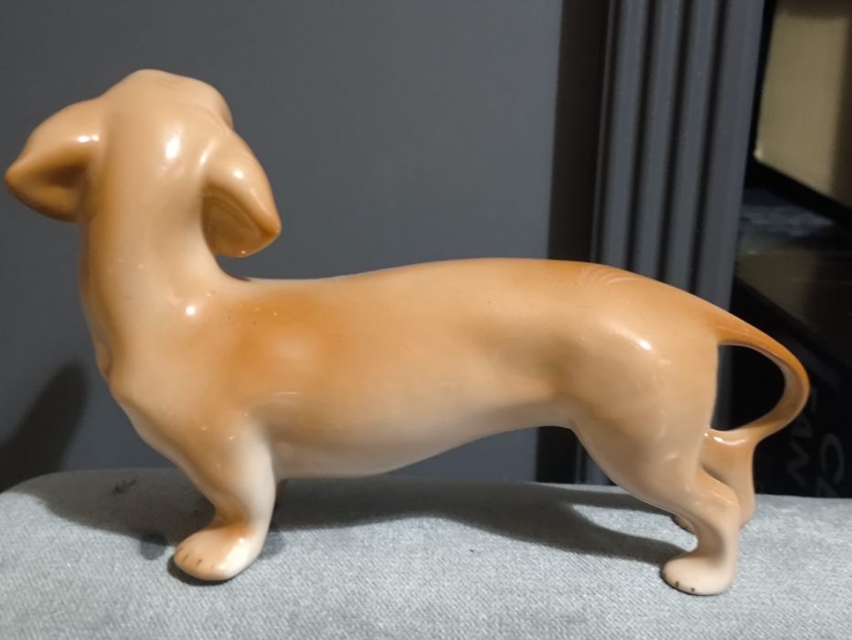 Stara porcelanowa figurka pies jamnik. Vintage