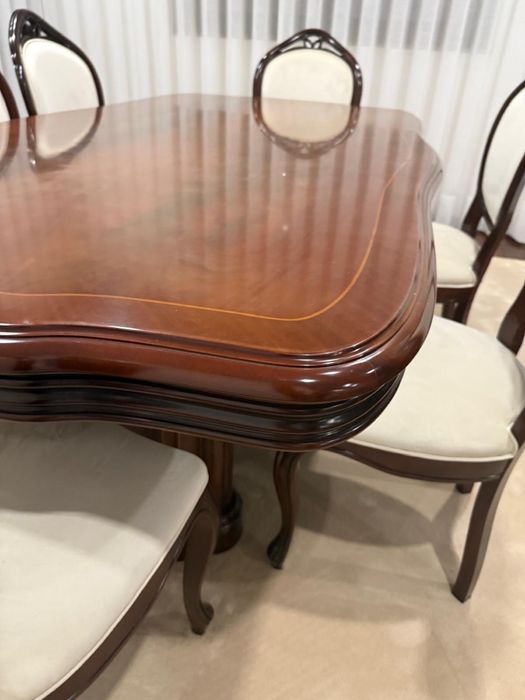 Mesa e cadeiras em veludo