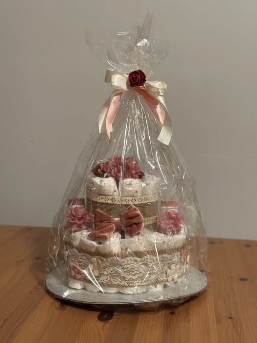 Tort z pampersów baby shower prezent dla dziewczynki