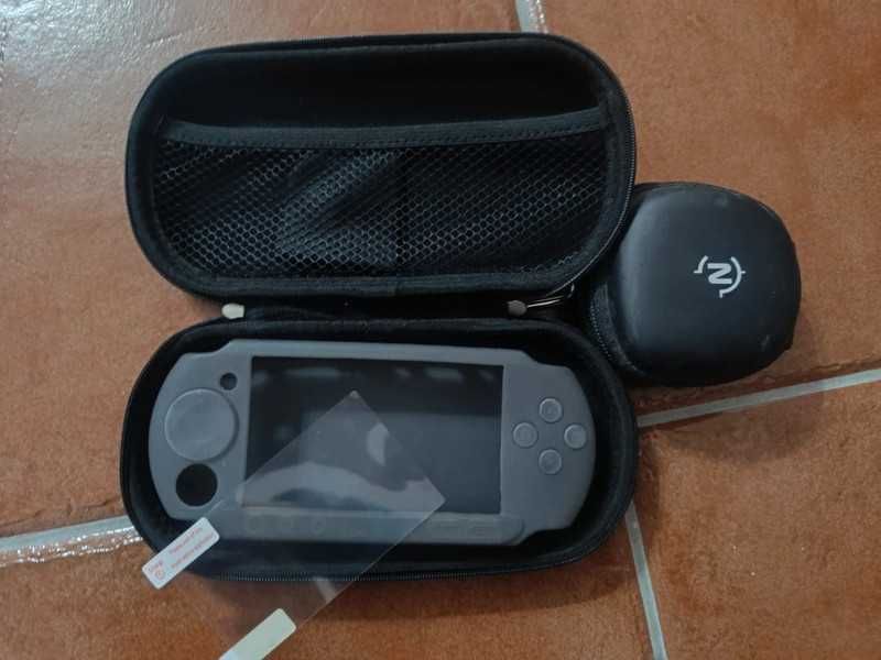 PSP com 8 jogos e acessórios