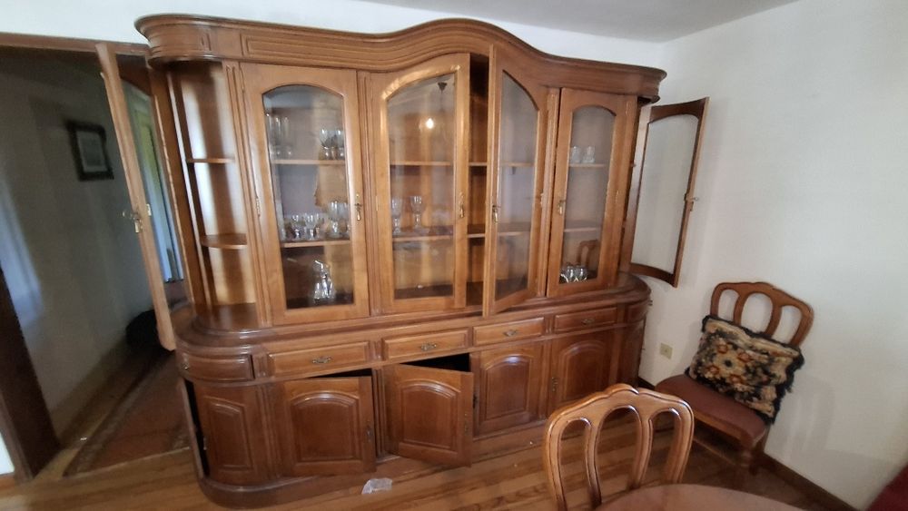 Mobília de sala de jantar e sofás